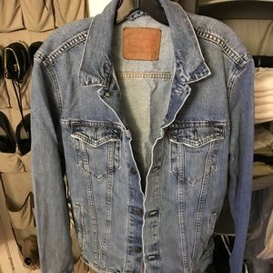 Levi’s Jean Jacket fits Medium Vintage